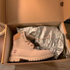 Woman’s size 6 Timberland boots.